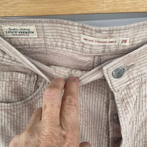 Free People Levi's RIBCAGE STRAIGHT ANKLE CORDUROY PANTS Sz 29 - Picture 4 of 7